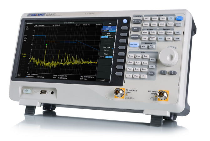 Siglent SVA1000X Series, SVA1015X. Les analyseurs de réseau et de spectre de la série Siglent SVA1000X sont des outils puissants et flexibles pour l&#39;analyse des signaux RF et des réseaux. Avec une plage de fréquences jusqu’à 7.5 GHz, l’analyseur fournit des mesures fiables ainsi que de multiple modes de fonctionnement: le modèle de base est un analyseur de spectre et de réseau vectoriel, les fonctions optionnelles incluent un localisateur de distance par défaut ainsi qu’un analyseur de modulation de signal vectoriel.